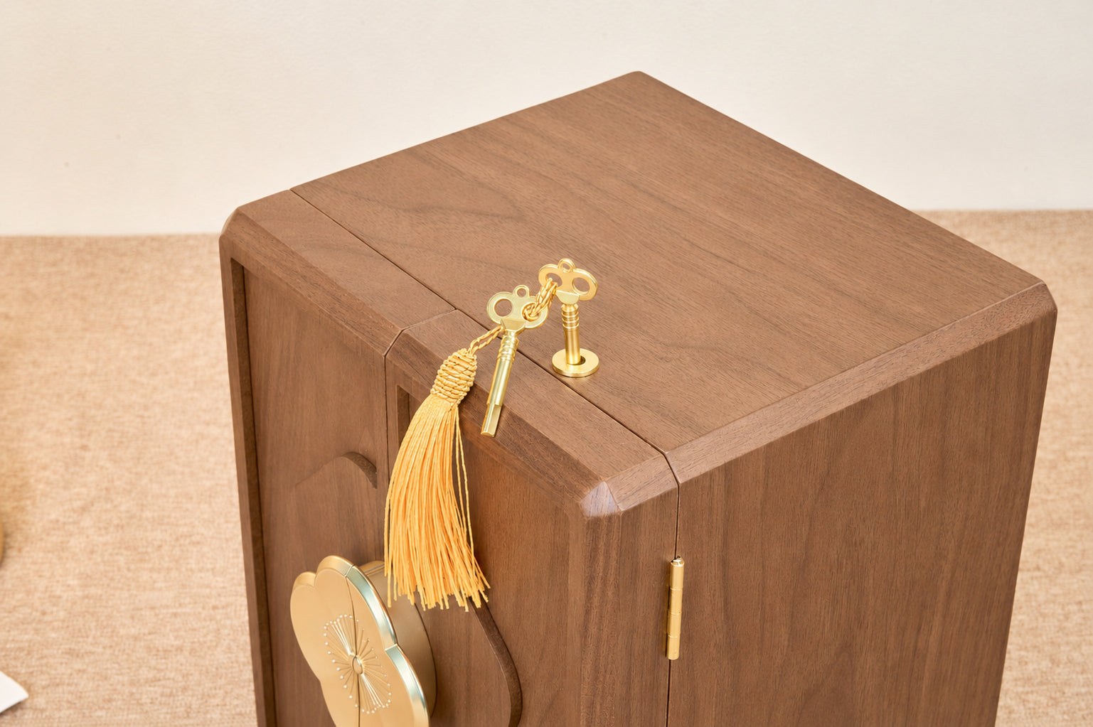 Lockable Walnut Jewelry Cabinet with Flower Hardware & 5 Drawers 11