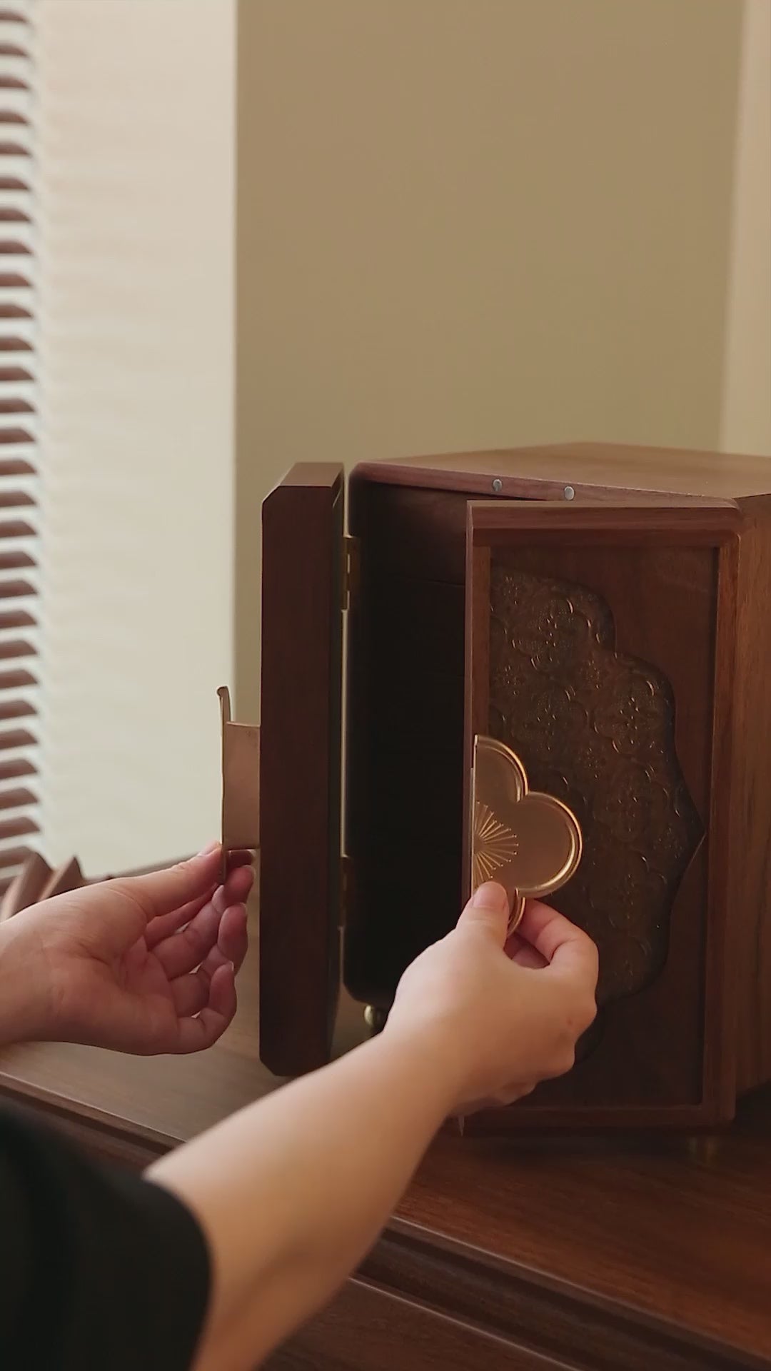 Walnut wood Jewelry Box with 5 drawers